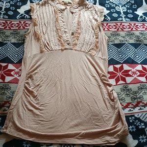 Form fitted sleevless shirt